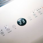 Sypialnia oddycha lepiej: jak wybrać idealny nawilżacz — ewaporacyjny czy ultradźwiękowy?
