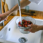 Pożegnaj wodę w butelkach: sprawdzone filtry do kranu, które odmienią smak Twojej kranówki