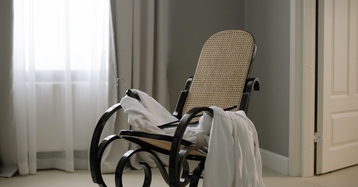 Kołysząca elegancja w nowoczesnym salonie: przewodnik po fotelach bujanych, które robią wrażenie