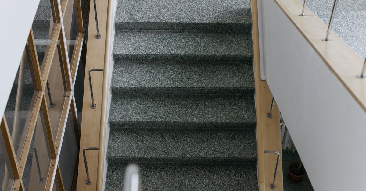 Klatka schodowa z efektem WOW: 12 wzorów i technik tynku strukturalnego, które odmienią przestrzeń