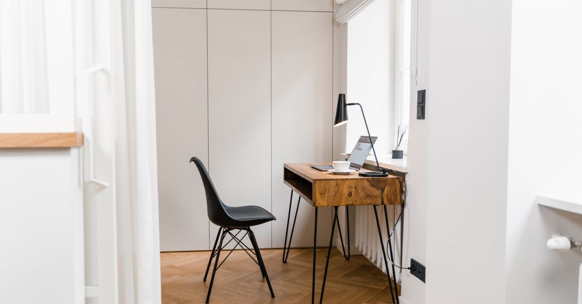 Mini home office we wnęce: sprytne pomysły na wygodne miejsce do pracy w małym mieszkaniu