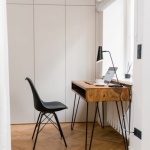 Mini home office we wnęce: sprytne pomysły na wygodne miejsce do pracy w małym mieszkaniu